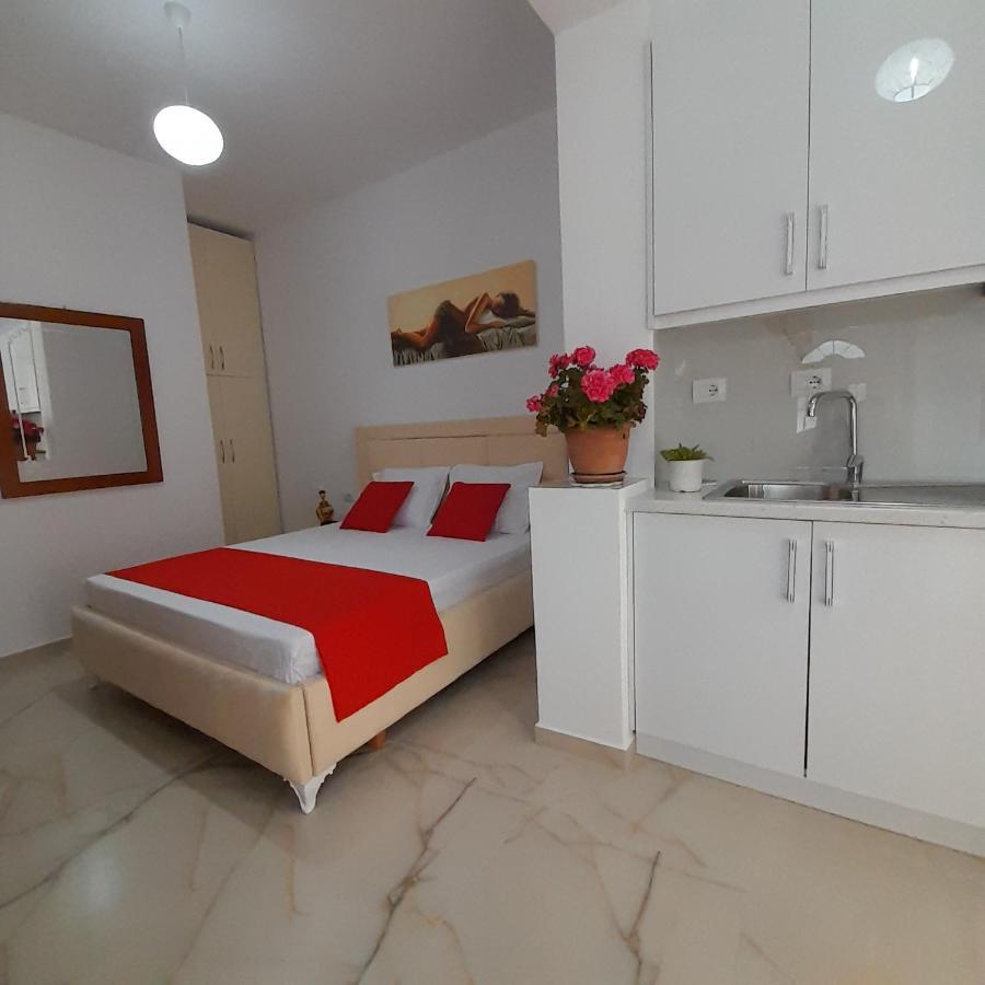 Denni'S Home Sarande Bagian luar foto