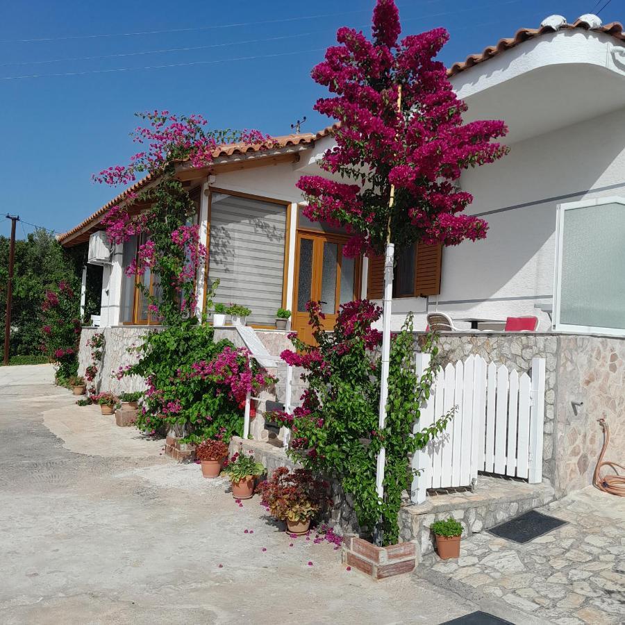 Denni'S Home Sarande Bagian luar foto