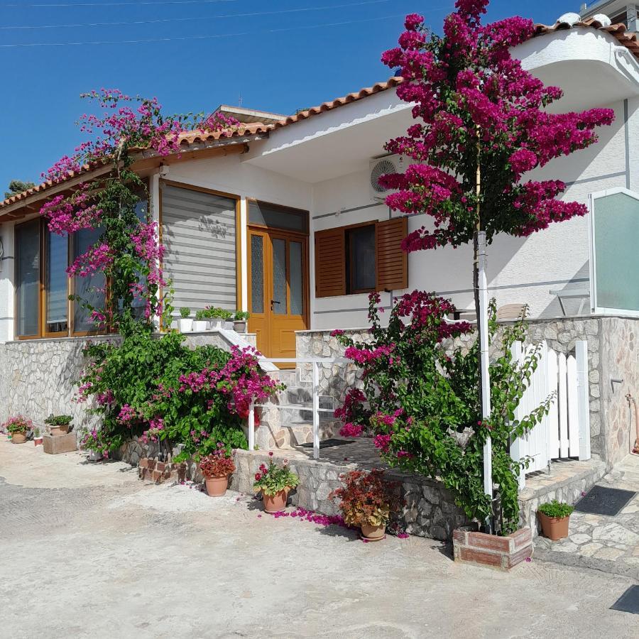 Denni'S Home Sarande Bagian luar foto