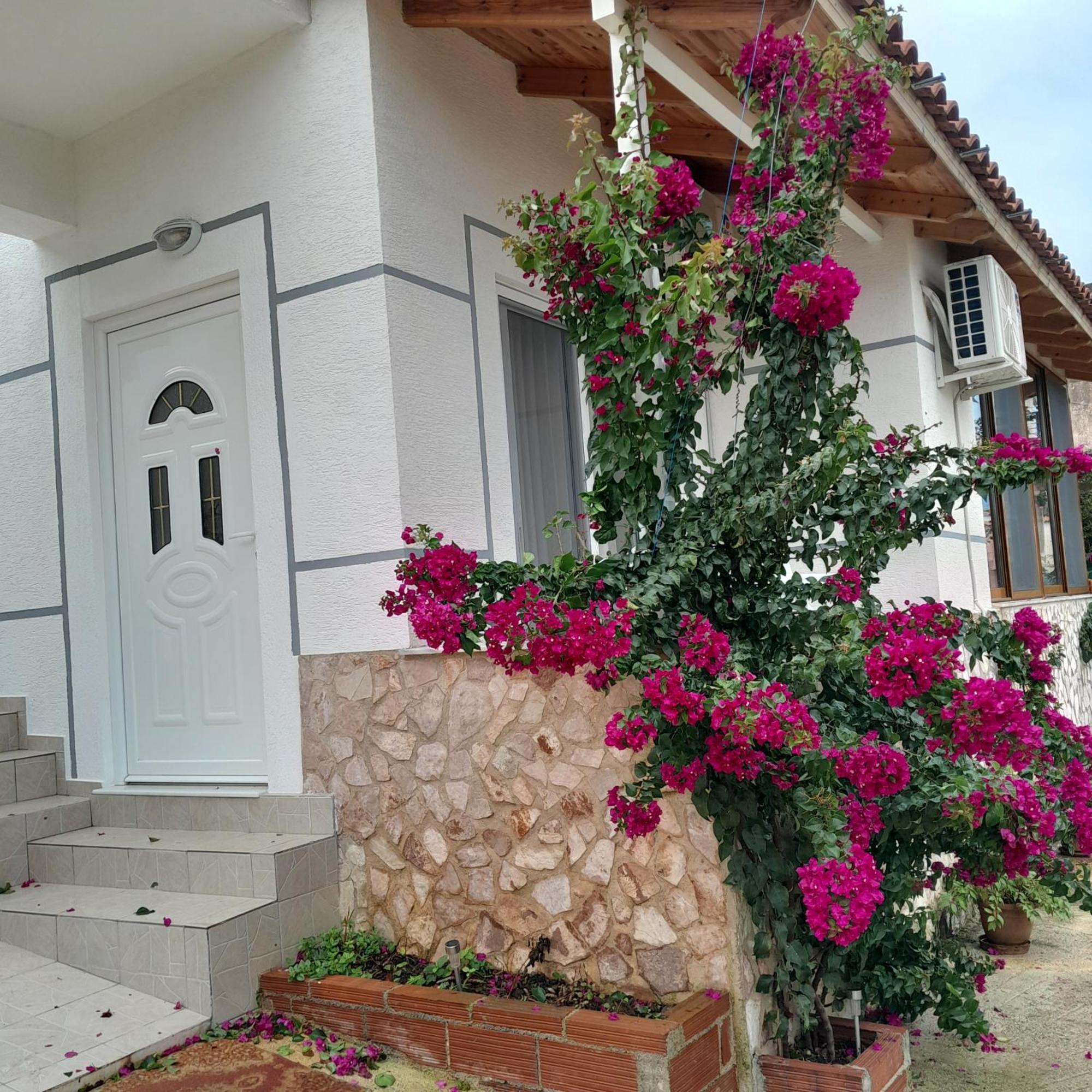 Denni'S Home Sarande Bagian luar foto