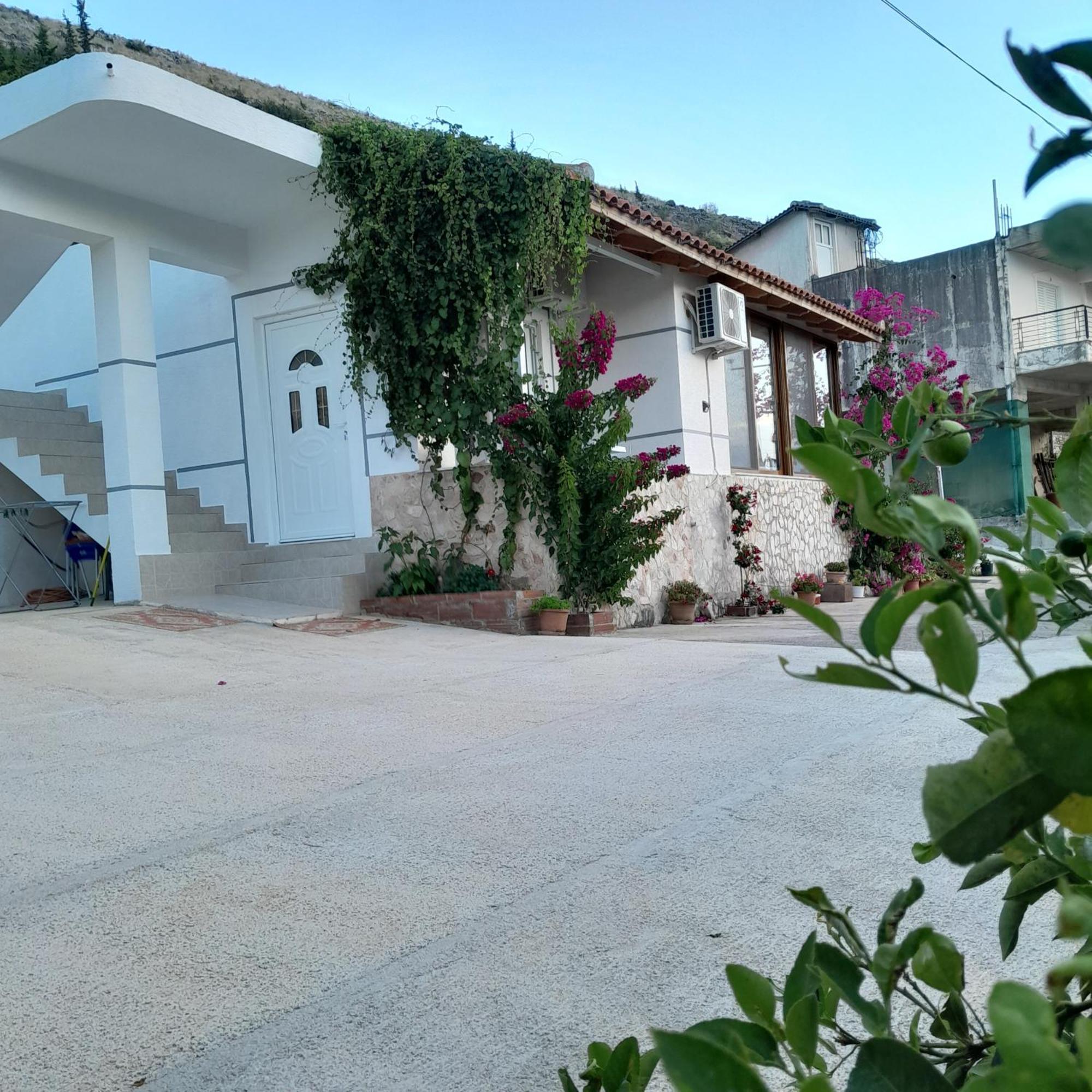 Denni'S Home Sarande Bagian luar foto