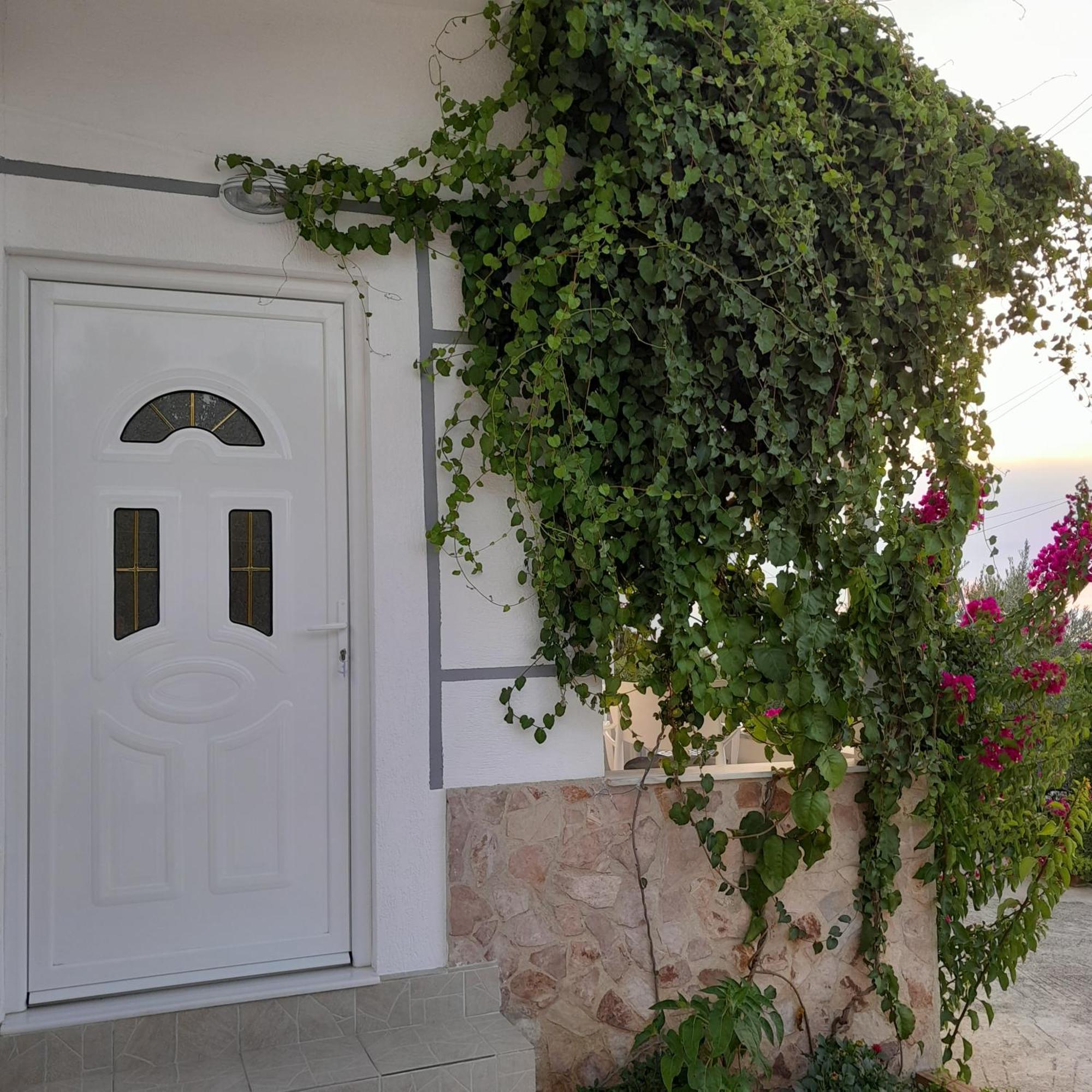 Denni'S Home Sarande Bagian luar foto