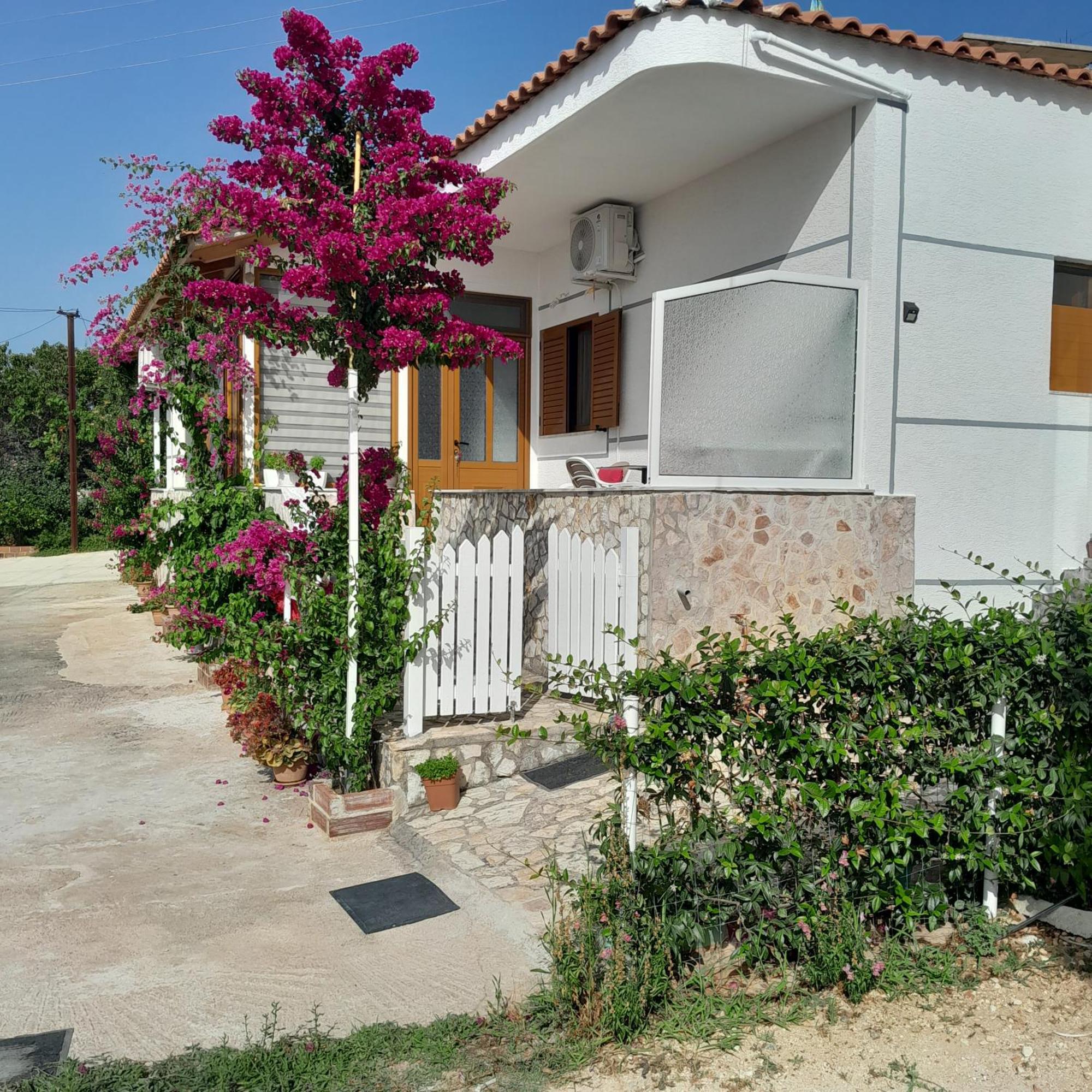 Denni'S Home Sarande Bagian luar foto